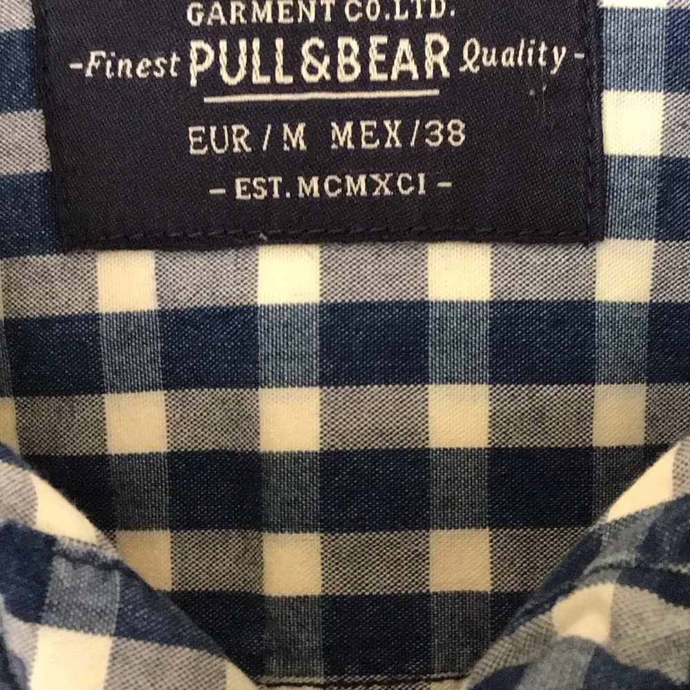 Säljer en snygg blå och vit rutig skjorta från Pull&Bear. Skjortan har långa ärmar och knappar hela vägen ner. Perfekt för både vardag och fest! 🕺. Paidat.