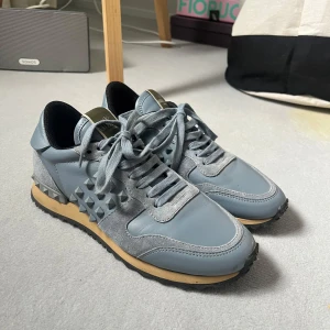 Valentino sneakers  - Supercoola Valentino sneakers! Knappt använda! Storlek 39🩵
