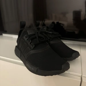 Adidas NMD - Legat och dammat i garderoben då de var för tighta! Använda 2 gånger. Några sömmar som gått upp på vänster sko därav priset🥰
