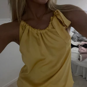 Super söt topp - Så söt topp från neo noir, man knyter vid högra axeln!