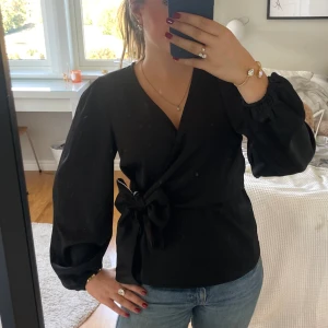 Snygg festtopp🥳 - Jättesnygg festtopp från Object, i väldigt bra skick🤗Något osäker på om jag vill sälja…