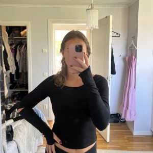 svart topp nakd - Så fin tröja från Hanna Schönbergs kollektion med nakd, har tummar och hål vid armbågarna 