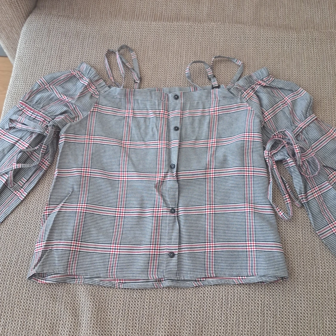 Rutig offshoulder topp med knappar - 90