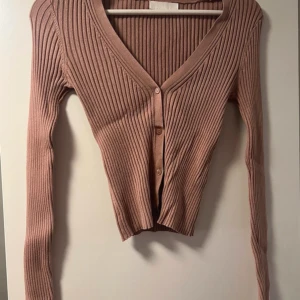 Tröja H&M - Tröja frän H&M i gammaldags rosa, storlek XS. Ser liten ut men är super stretchig. Använd fatalet ganger.