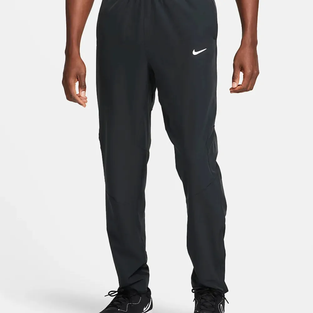 Tjo, säljer nike sportwear byxor som är tvär bekväma o ha på sig, smuts o allt går genast bort, storlek på dom är S. Sportswear.