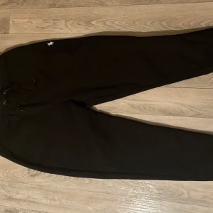 Polo Ralph lauren byxor storlek L - Polo Ralph lauren byxor storlek L Aldrig använt  Pris kan diskuteras vid snabb affär