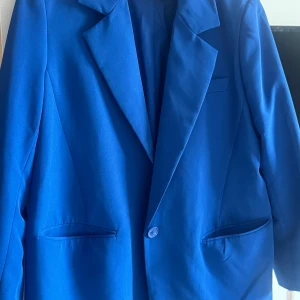 Blazer - Blå blazer från märket Only. Storlek 40 för att ha den lite oversized. Supersnygg och bra skick då den endast använts 1 gång. Köpt för 650kr. Säljer billigt för att bli av med kläder.