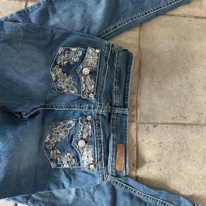 Miss me liknande jeans - Jättefina miss me liknade jeans som är bootcut och Low waist skulle säga att dom är en 36. Dom har inga tydliga defekter, köpta second hand för 600, aldrig använda🤗