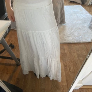 Vit lång kjol  - Supersnygg vit lång kjol☀️☀️☀️Har tyvärr inte kommit till användning så mycket.