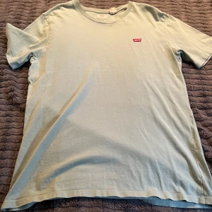 Levis T-shirt  - Tjena! Säljer nu min Levis T-shirt eftersom jag rensar. Skick 8/10. Nypris 300, mitt pris 100kr.