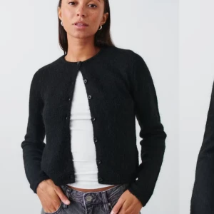 Stickad kofta  - Sticka kofta som aldrig kommer till användning! Vanliga priset är ca 400💞