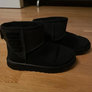 Svarta UGG boots - Supersnygga UGGs. Väldigt unika och är lite glittriga ”på toppen” (se bild). Använda men i bra skick, finns tecken på användning men inget man tänker på. 