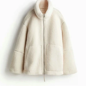 Teddy jacka  - Helt oandvänd Teddy jacka ifrån HM som är slutsåld då den va för stor för mig. Köpte i xs men passar en M. Skriv för fler bilder eller frågor💗