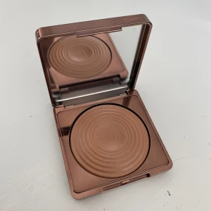 Oanvänd Caia bronzer - Helt ny bronzer ifrån Caia, helt oanvänd. Säljer då jag beställde i färgen Antigua men fick hem denna istället. Köpte den för 395kr🙌🏼Säljer för billigare då jag inte har användning av den.