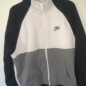 grå vit svart Nike tröja  - Nike tröja sällsynt, bra skick, mjukt material, äkta, använt jättefå gånger, storlek M, pris kan diskuteras