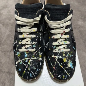 Maison margiela GATs paint splatter - Intressekoll på mina Helt nya Maison Margiela GATs paint splatter. Inköpta från grailed av en väldigt pålitlig säljare för 4800kr💯skick 9/10 Skriv vid frågor eller om du vill ha fler bilder😼