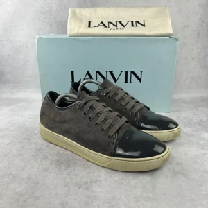 Lanvin skor - Ett par gråa lanvin skor i mycket bra skick. Sulan är tvättad och därför vitare nu än på bilderna. Hör av dig vid minsta fundering. Dustbag ingår.