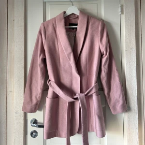 Rosa fodrad kappa  - Superfin rosa kappa från STOCKHOLM. Den är i jättebra skick och har inga tecken på användning 🩷 normal i storleken, passar xs-s. Köpt på MQ för 1199kr, därav högre pris 😊💗