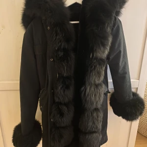 Pälsjacka - Nypris 3000. Jättefint skick, vet inte vart den är ifrån för den är köpt 2019. Men har bara hängt i garderoben i 3 år. Pälsen är superfint skick