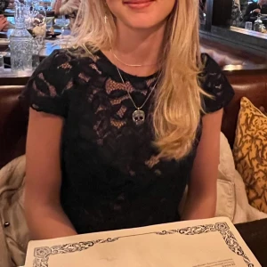 Spetsblus  - Så fin mörkblå spetsblus. 