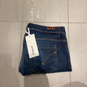 Dondup Jeans George  - Säljer nu dessa blå dondup George Jeans som är i fint skick, skriv för fler bilder/frågor🙌🏼