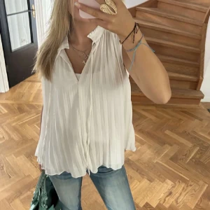 hm topp - sjukt snygg topp från hm, köpt förra året men är inte använd, prislappen kvar🩷