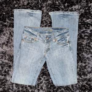 Sjuuukt snygga lowwaist vintage american eagle jeans i toppenskick!!  Innerben: 85cm Midja: 80 cm