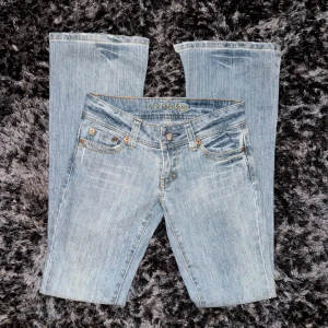 American Eagle Jeans lowwaist - Sjuuukt snygga lowwaist vintage american eagle jeans i toppenskick!!  Innerben: 85cm Midja: 80 cm