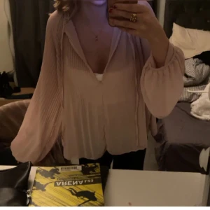 Zara blus  - Säljer denna as gulliga Zara blus då den var lite för stor, nyskick!💕 !!Bilder från förra ägaren!!