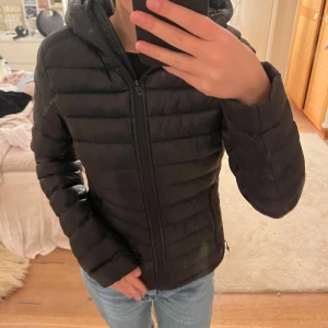 Svart jacka - Svart jacka köpt på Nelly, använd men inga defekter. Tunn i materialet 💞