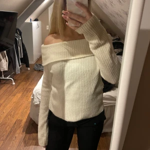 Offshoulder tröja  - Stickad vit tröja storlek S