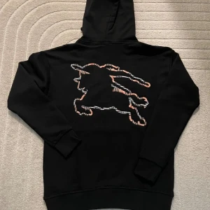 Burberry hoddie  - Burberry hoddie använd 7 gånger men den är som ny 