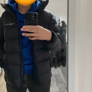 Sail racing jacka - Säljer min sail racing jacka som är i mycket bra skick, inga defekter alls såsom hål eller märken. Har använts och har blivit väldigt bra omhändertagen.  Storlek 170 men jag skulle säga att den passar S, se första bild.