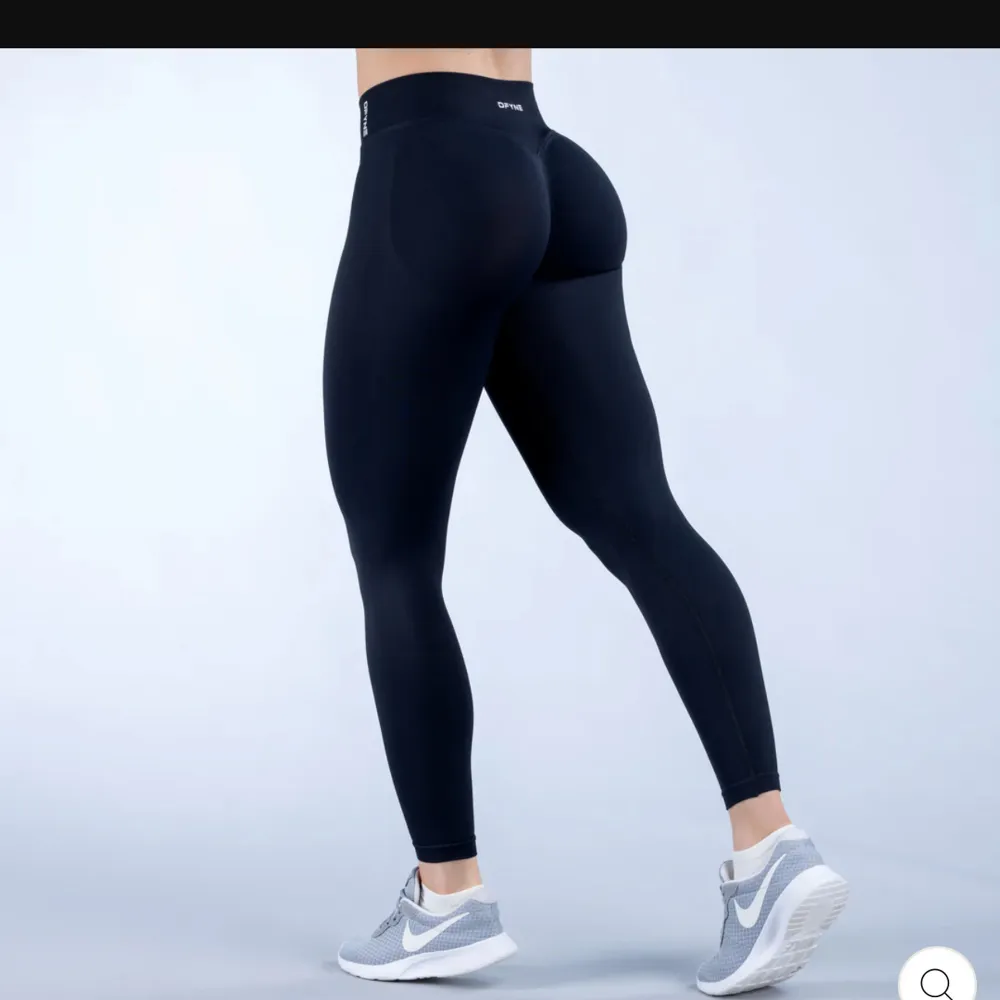 Svarta dfyne leggings i xs. Använda fåtal gånger. Säljer då dom blivit för små.. Sportswear.