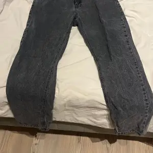 Väldigt snygga svart/grå jeans från grunt. De är använda men i väldigt fint skick. Borde finnas kvittl. Skriv om du har en fråga!😁