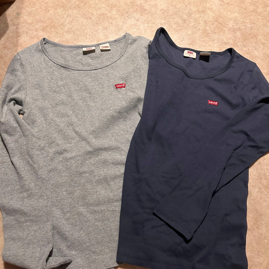 2 par Levis långärmade tröjor 