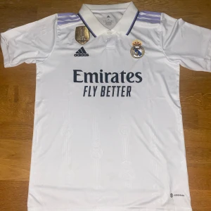 Real Madrid 2022-23 hemma tröja - Bra skick (Pris kan diskuteras)