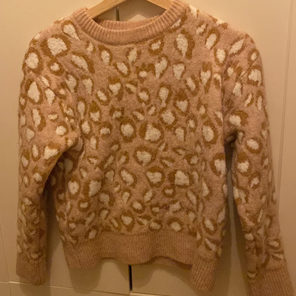 En jättefin leopard mönstrad stickad tröja, passar perfekt till hösten🧡Köpt secondhand så märket är okänt🧡 sitter som en s/xs🧡 bra skick🧡. Tröjor & Koftor.