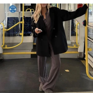 Kavaj jacka - Bra skick, en av fickorna är sönder inuti men går att sy enkelt. Moa Mattson kollektion. Oversize i storlek