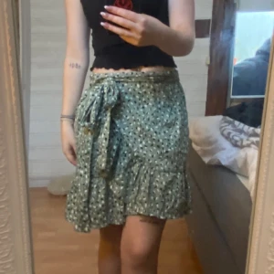 Tjol  - Samma som med blåa tjolen jättefin men satt inte som jag trodde. Helt ny. Storlek xs men går att spänna och gummiband i midjan så både xxs och s skulle kunna passa. 