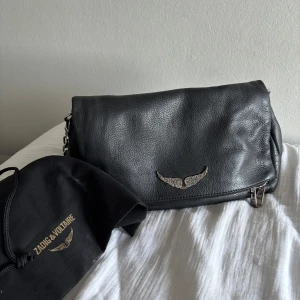 Zadig Voltaire  - Säljer min jätte fina Zadig väska💕💕💕köpt för 5000kr och säljer för 1999kr då den är använd💕