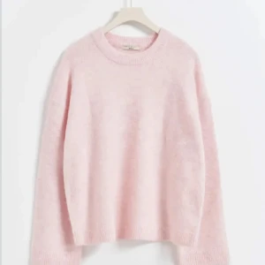 Stickad tröja  - Säljer denna helt nya tröja från Gina med prislapp på. En liten fläck som gör bort i tvätten som var där när den köptes 🥰🥰 Den är helt slutsåld på hemsidan 