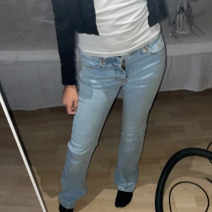 Lågmidjade jeans - Rensar garderoben!❤️❤️tygen på en av backickorna har gått lite sönder men säker priset pga de❤️