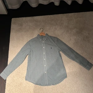 En skjorta Ralph lauren - Nästan aldrig använd blev liten snabbt