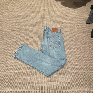 Levis 501  - Säljer nu dessa Levis jeans 501. Riktigt snygga och dem har knappast kommit till användning så skicket är 10/10. Hör av dig vid minsta fundering.