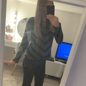  Stickad tjocktröja  - En mjuk gosig stickad tjocktröja i färgerna svart och mörkgrön väldigt fin nu till höst 😁😁