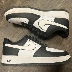 Nike Air Force 1 - Köptes till brorsan men han har växt ur dem, använda någon enstaka gång. Inga skosnören medföljer, sitter gummisnören i. Hund finns i hemmet 