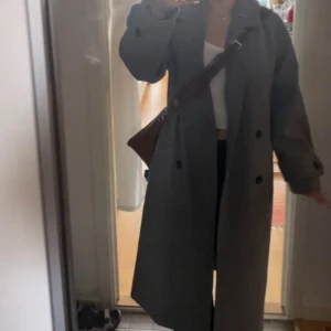 Grå kappa - Supersnygg, varm och bekväm lång grå kappa som är perfekt till hösten/vintern. Säljer då den inte kommer till användning. (Band finns till) Nypris 999kr  Skriv om ni undrar något mer💗