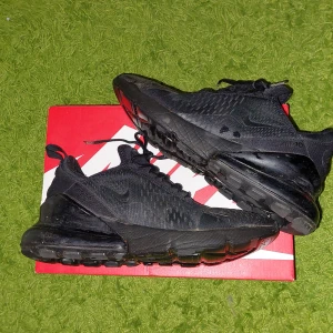 Nike air max 270 - Säljer dessa Nike air max på grund av att de har blivit för små och inte riktigt min stil längre. Storlek 40. Mitt pris: 450kr. Nypris: 1500kr. Skorna har en liten defekt på plasten på skosnörerna. Box medföljer. Fråga gärna om det är något😁