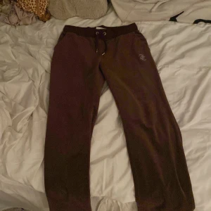 bruna juicy byxor - jättesköna juicy byxor i bra skick💕ingen paljett/glitter har lossnat,storlek M känns som S,nypris 900💕